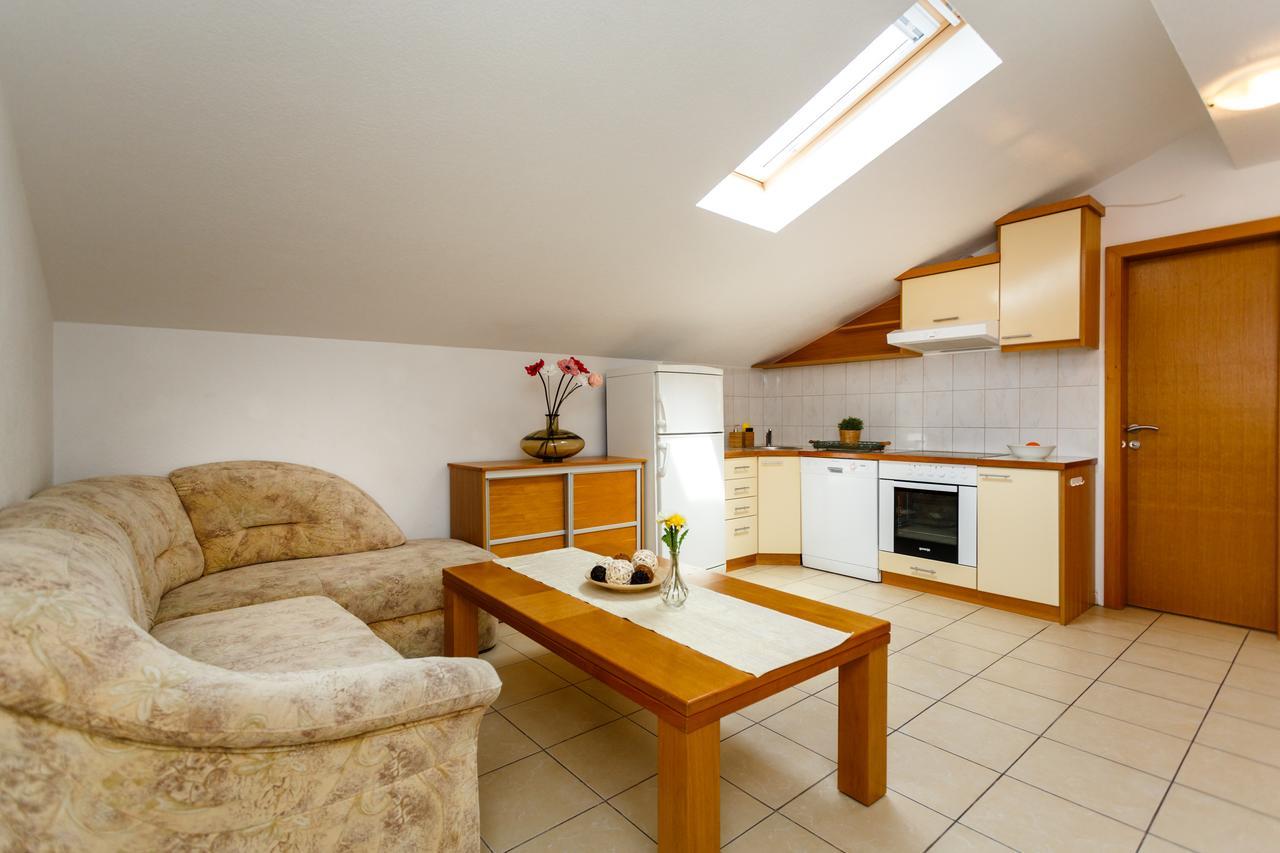 Apartma Jura *